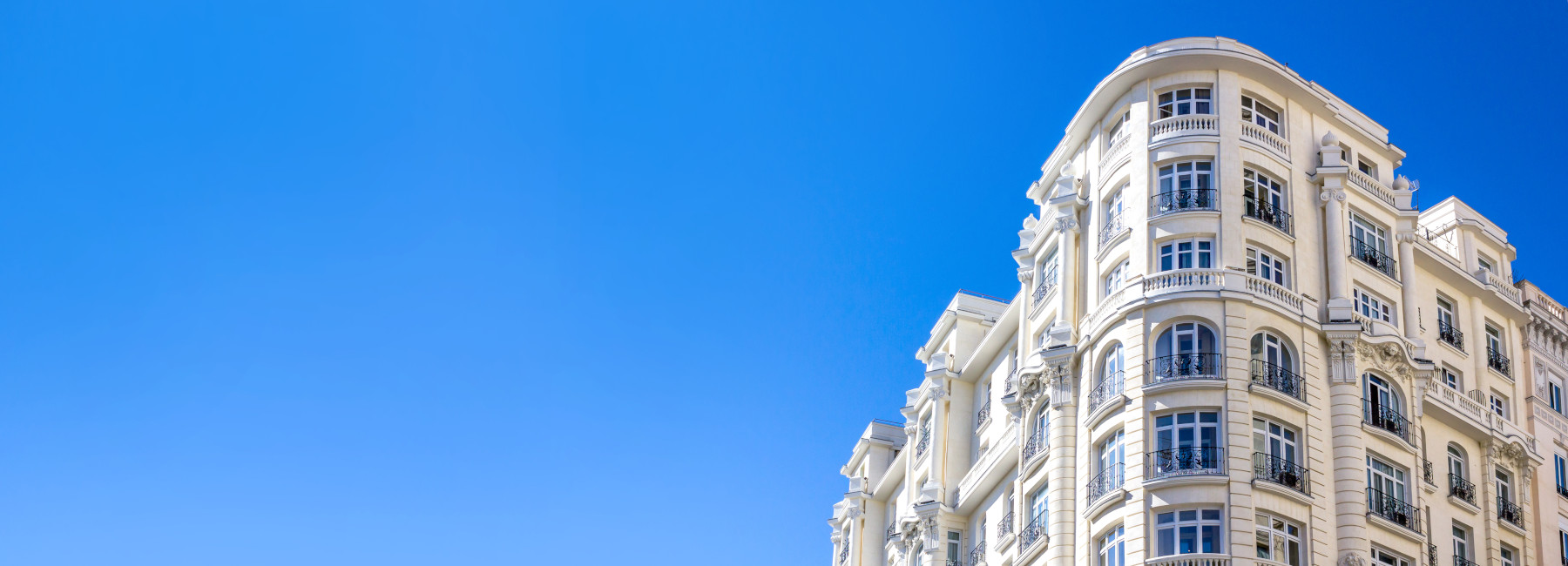 Altbau bei strahlendem Himmel im Rhein-Main-Gebiet