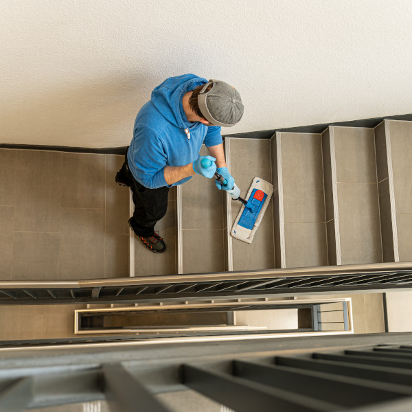 Hausmeister bei der Reinigung eines Treppenhauses